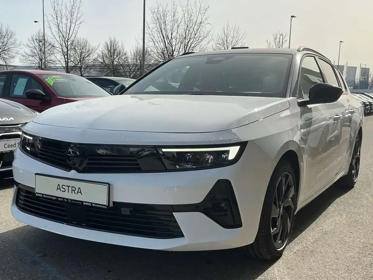 Neu Opel Astra 131 PS (96 kW) 2025 Arktis weiß Kombi