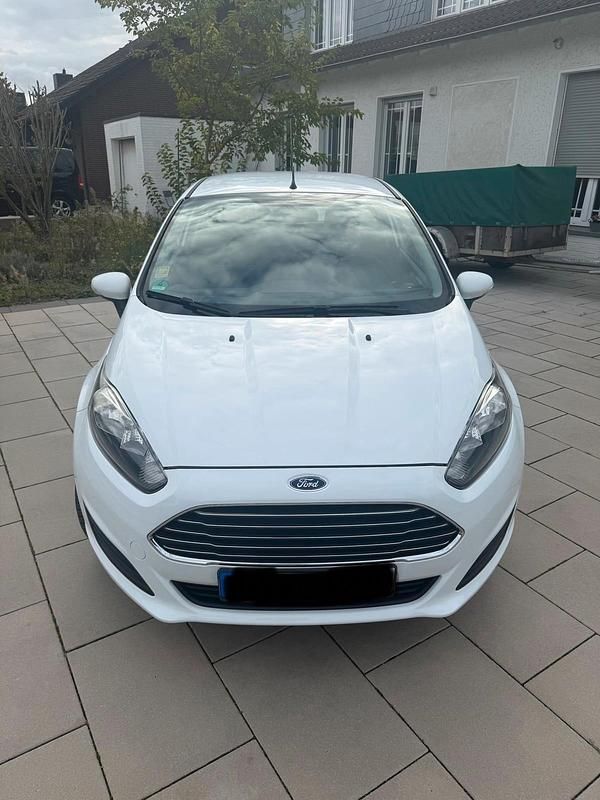 Weiß Gebraucht 2013 Ford Fiesta Limousine | 4.300 € (Fairer Preis) - Bild 1/4