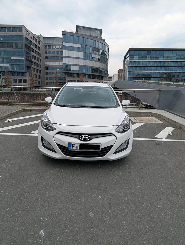 Gebraucht Hyundai i30 99 PS (72 kW) 2014 Weiß Limousine