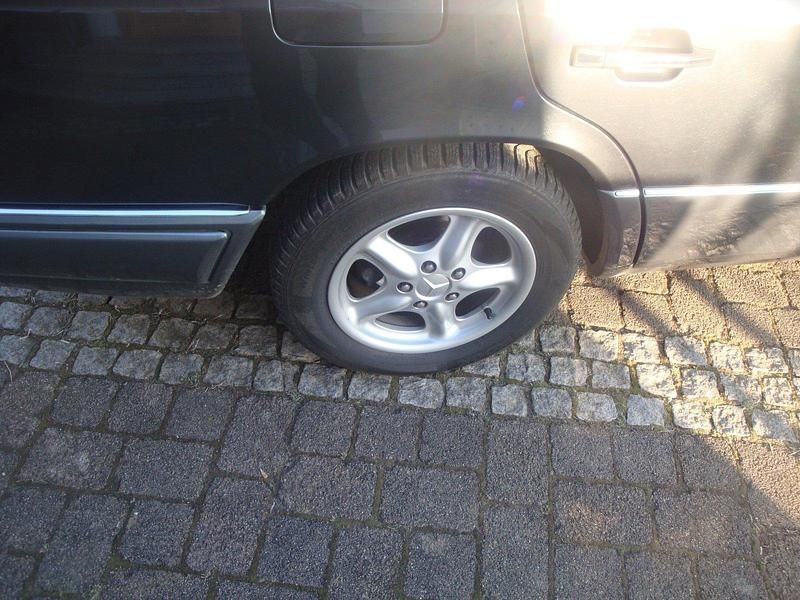 Second-hand Mercedes E280 190 CP (139 kW) 1995 Negru Berlinǎ