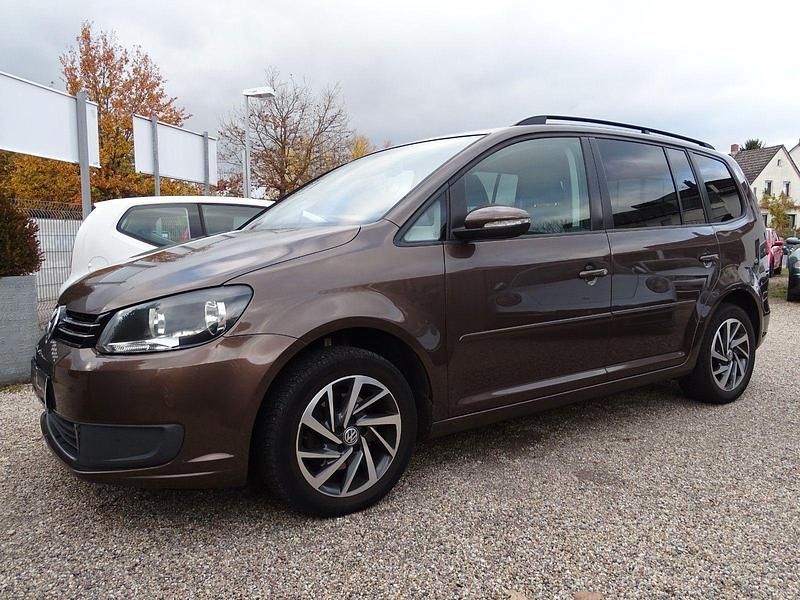 Braun Gebraucht 2010 VW Touran Comfortline Van / Kleinbus | 8.350 € (Fairer Preis) - Bild 1/4