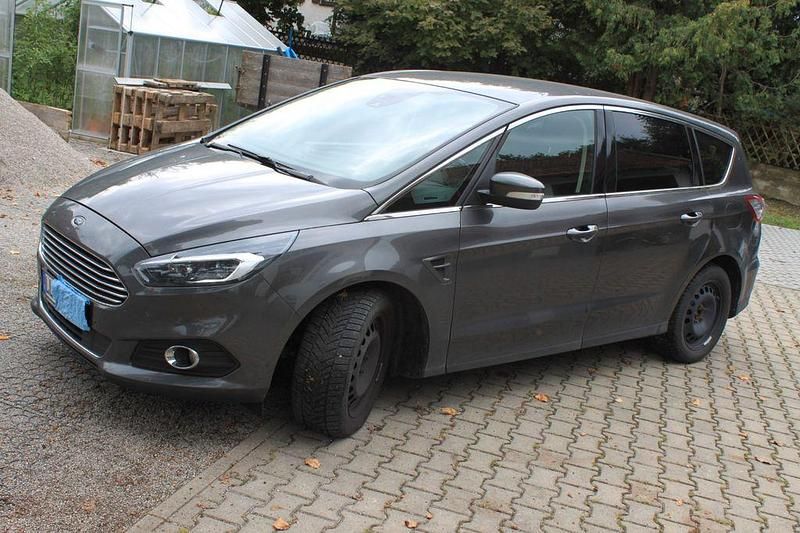 Grau Gebraucht 2019 Ford S-MAX S Van / Kleinbus | 13.490 € (Fairer Preis) - Bild 1/4