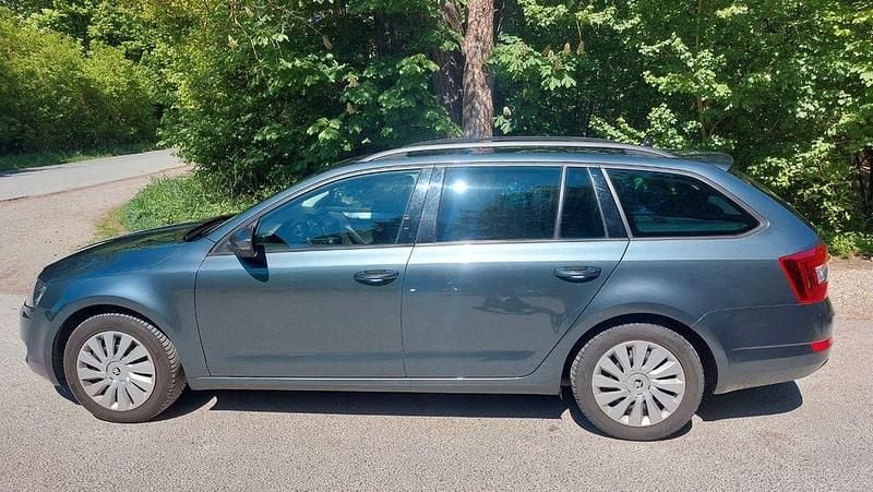 Grau Gebraucht 2016 Skoda Octavia Ambition Kombi | 11.000 € (Guter Preis) - Bild 1/4