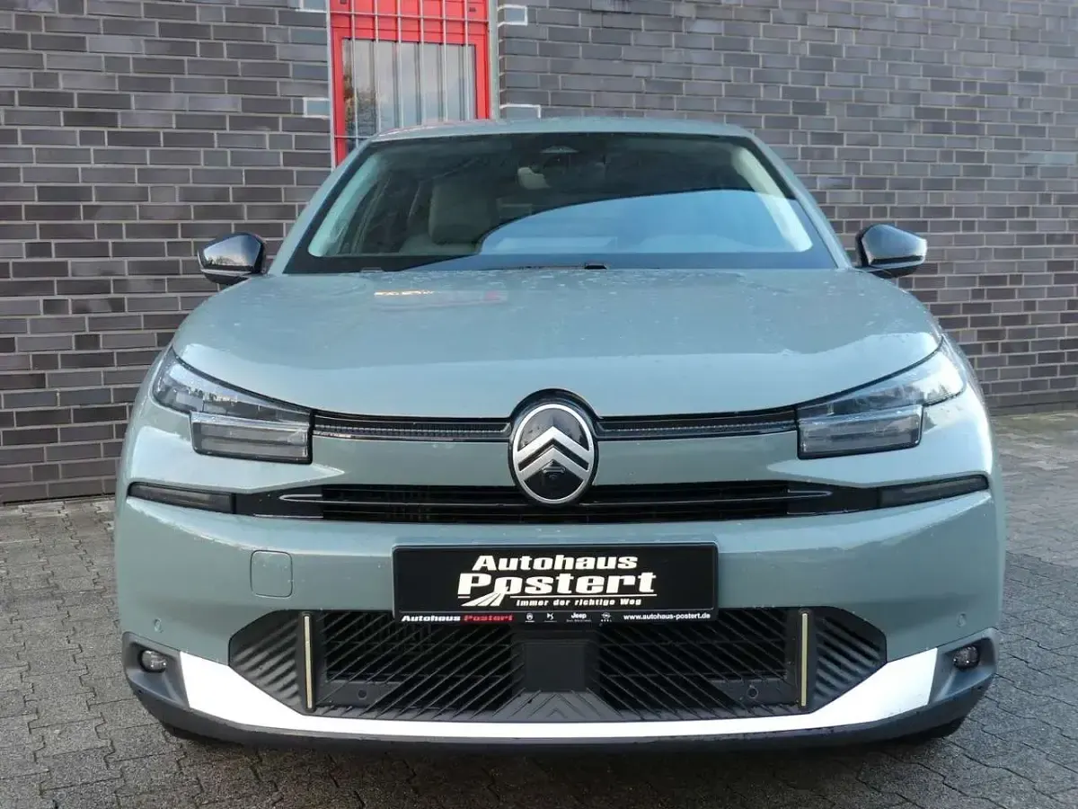 Neu Citroën C4 131 PS (96 kW) 2026 Grün Limousine