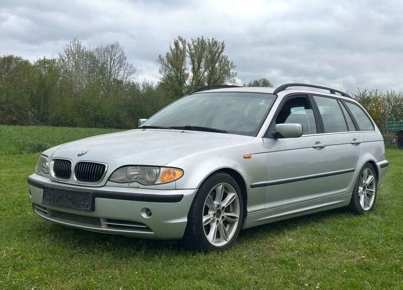 Titansilber metallic Gebraucht 2002 BMW 330 Kombi | 3.999 € (Superpreis) - Bild 1/3