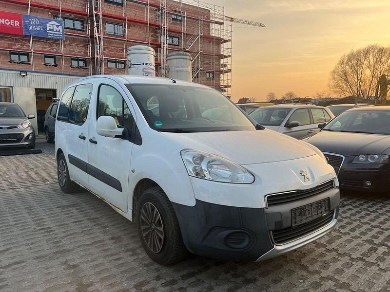 Gebraucht Peugeot TePee Active 92 PS (67 kW) 2013 Weiß Kombi