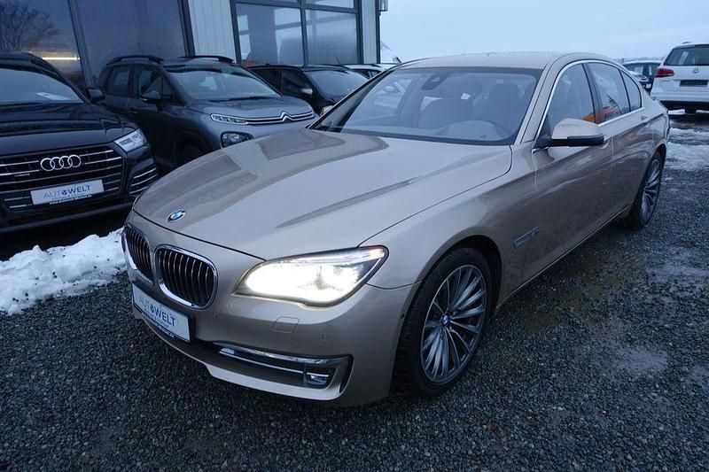 Gebraucht BMW 750 Sport Line 449 PS (330 kW) 2013 Beige Limousine