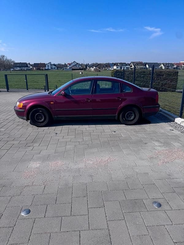 Gebraucht VW Passat 101 PS (74 kW) 1997 Rot Limousine