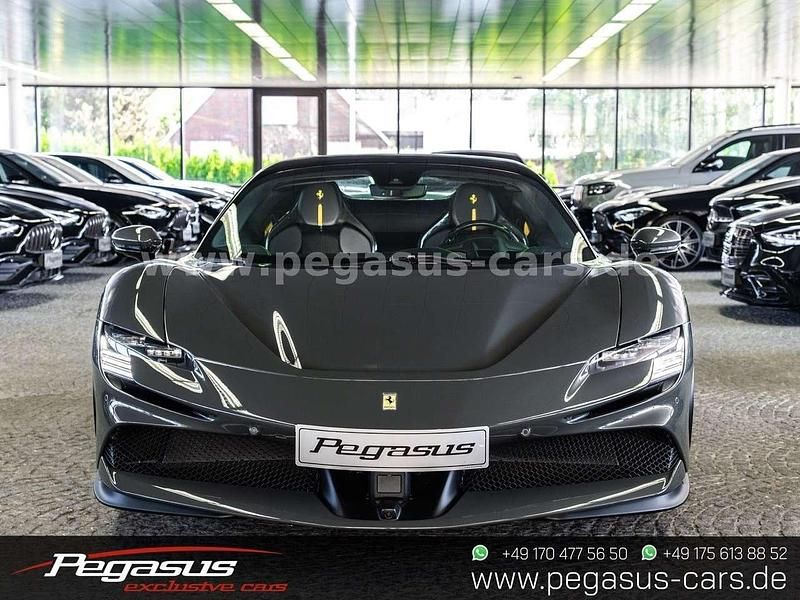 Gebraucht Ferrari SF90 1001 PS (736 kW) 2024 Grau Cabrio