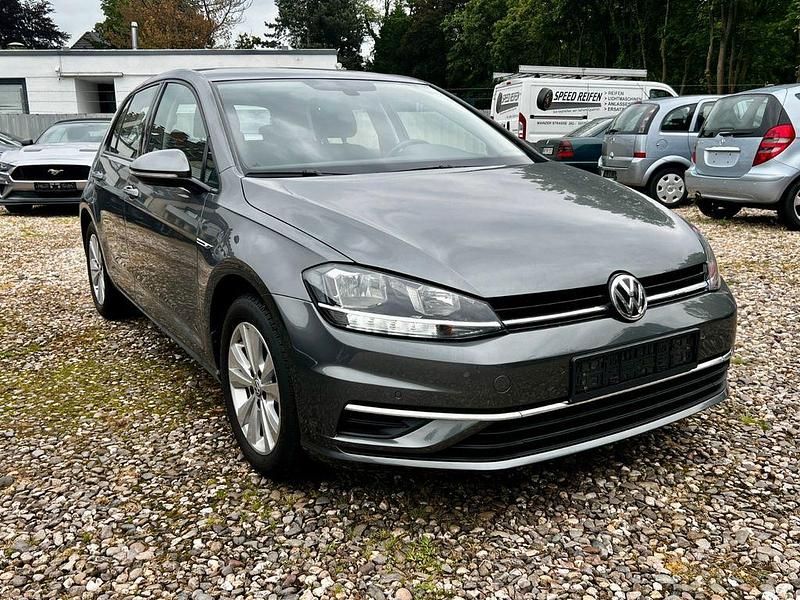 Gebraucht VW Golf VII Comfortline 131 PS (96 kW) 2019 Grau Limousine