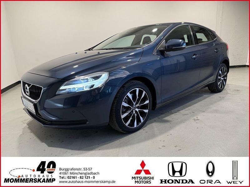 Blau Gebraucht 2019 Volvo V40 Momentum Kombi | 18.480 € (Etwas zu teuer) - Bild 1/4