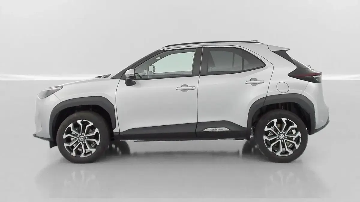 Neu Toyota Yaris Cross Design 92 PS (67 kW) 2026 Shimmeringsilver SUV