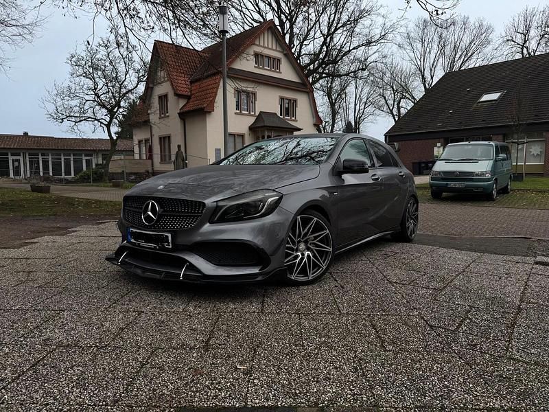 Grau Gebraucht 2016 Mercedes A250 Motorsport Edition Limousine | 15.999 € (Fairer Preis) - Bild 1/4