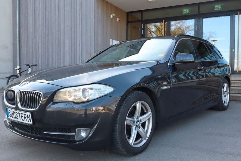 Grau Gebraucht 2013 BMW 520 Sport Line Kombi | 5.990 € (Superpreis) - Bild 1/4