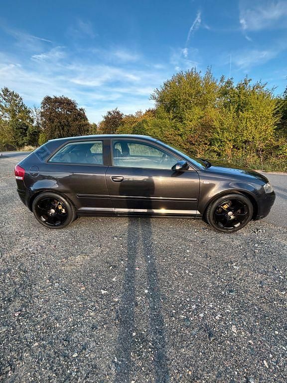 Grau Gebraucht 2005 Audi A3 Ambition Limousine | 3.000 € (Guter Preis) - Bild 1/4