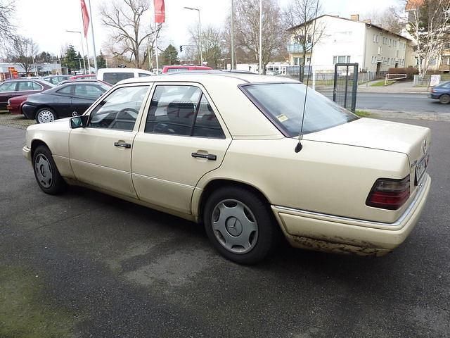 Gebraucht Mercedes E250 113 PS (83 kW) 1995 Beige Limousine