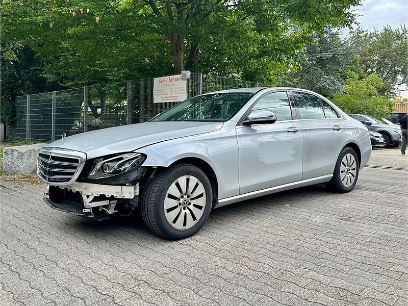 Silber Gebraucht 2018 Mercedes E200 Limousine | 8.500 € (Superpreis) - Bild 1/4