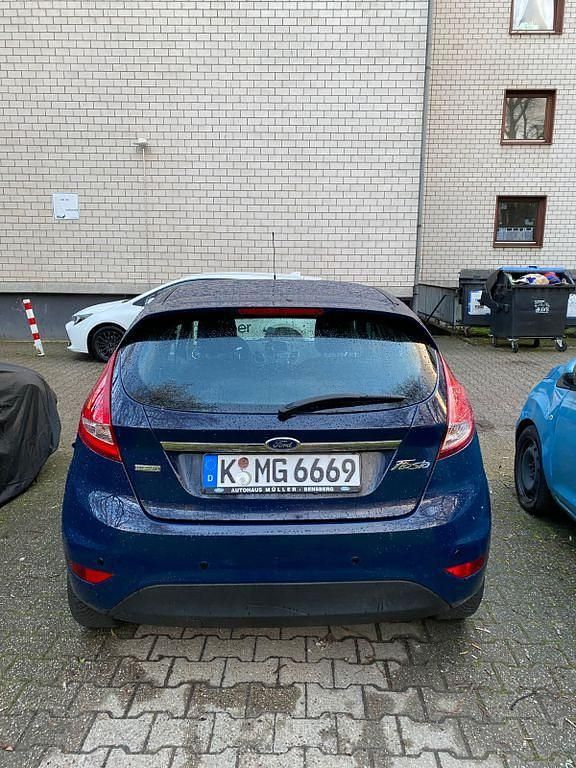 Gebraucht Ford Fiesta Titanium 101 PS (74 kW) 2014 Blau Kleinwagen