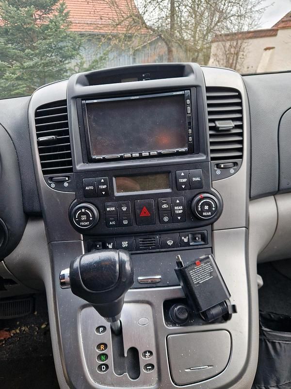 Gebraucht Kia Carnival 185 PS (136 kW) 2009 Silber Van / Kleinbus