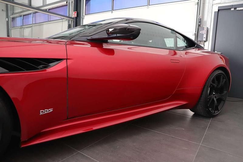 Gebraucht Aston Martin DBS 715 PS (525 kW) 2018 Hyper red met. Coupé