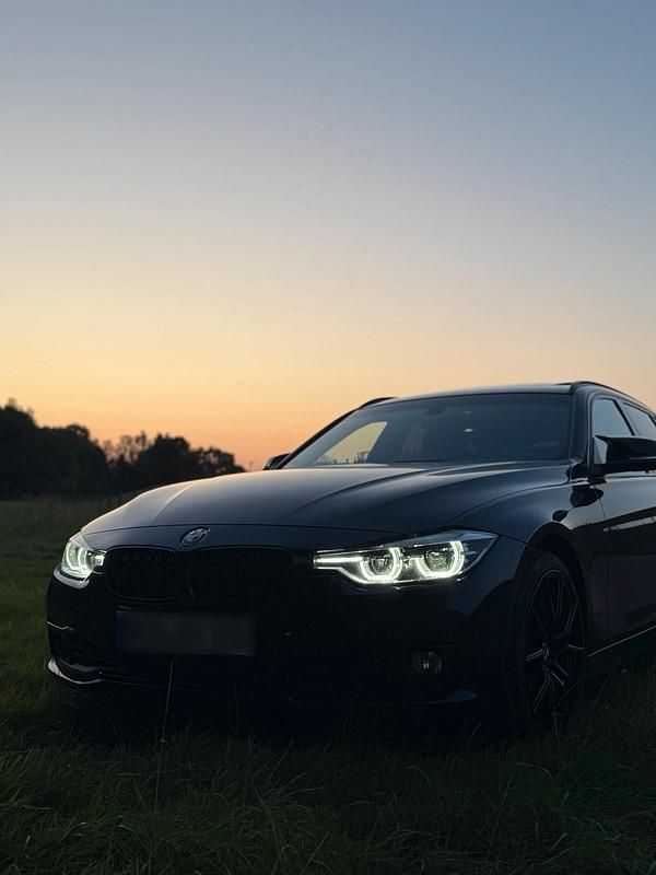 Blau Gebraucht 2016 BMW 330 Luxury Line Kombi | 22.000 € (Fairer Preis) - Bild 1/4