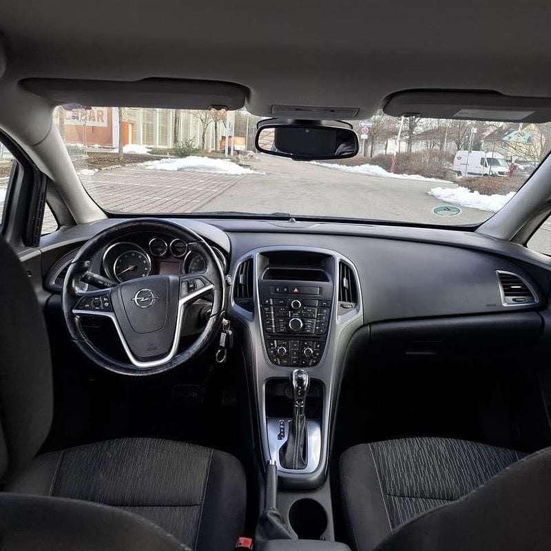 Gebraucht Opel Astra 140 PS (102 kW) 2013 Schwarz Limousine