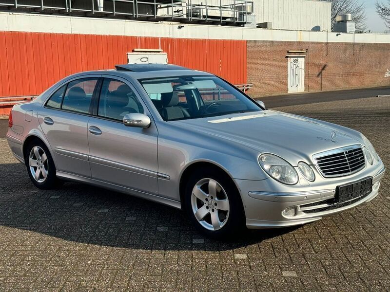 Silber Gebraucht 2004 Mercedes E240 Avantgarde Limousine | 2.990 € (Superpreis) - Bild 1/4