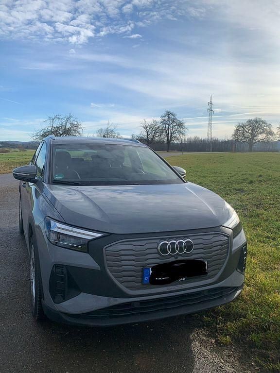 Grau Gebraucht 2021 Audi Q4 e-tron SUV | 22.700 € (Guter Preis) - Bild 1/4