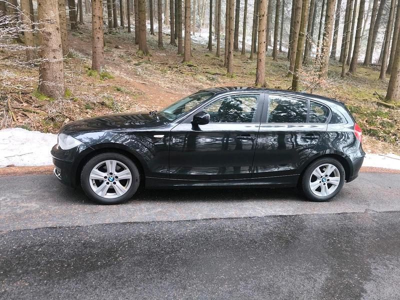 Gebraucht BMW 118 143 PS (105 kW) 2011 Schwarz Kleinwagen