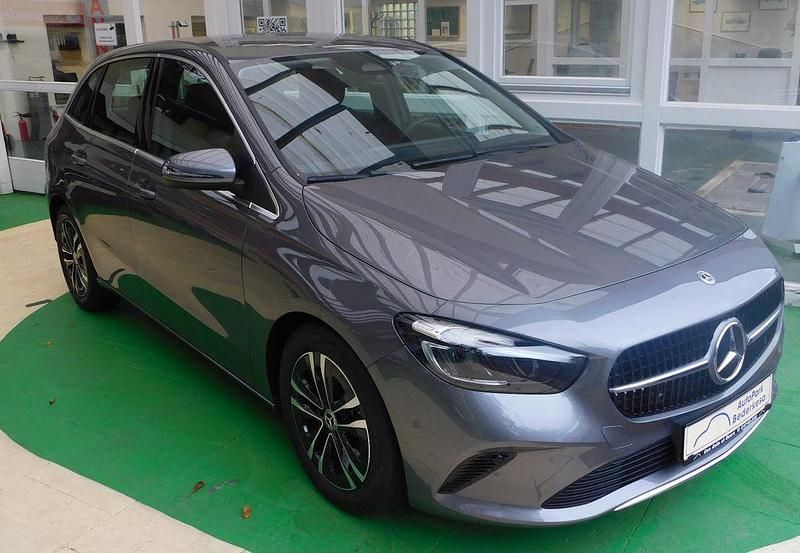 Grau Gebraucht 2024 Mercedes B180 Progressive Van / Kleinbus | 33.970 € (Fairer Preis) - Bild 1/4