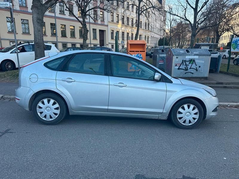 Gebraucht Ford Focus 114 PS (83 kW) 2009 Silber Limousine