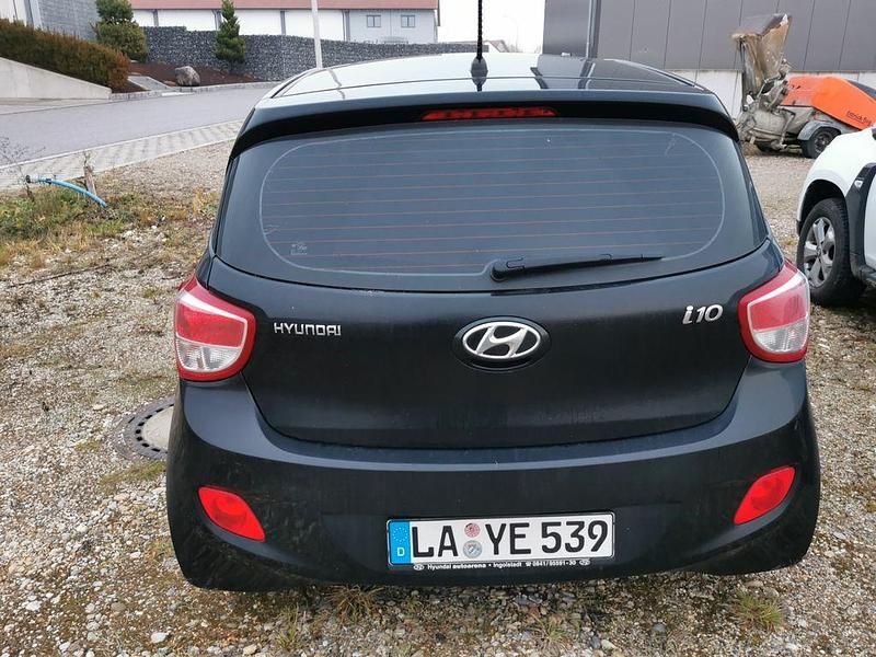 Gebraucht Hyundai i10 67 PS (49 kW) 2016 Schwarz Kleinwagen
