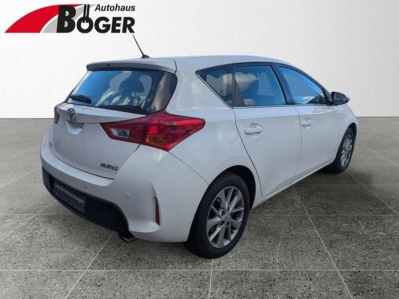 Gebraucht Toyota Auris Edition 132 PS (97 kW) 2013 Schneeweiß Limousine