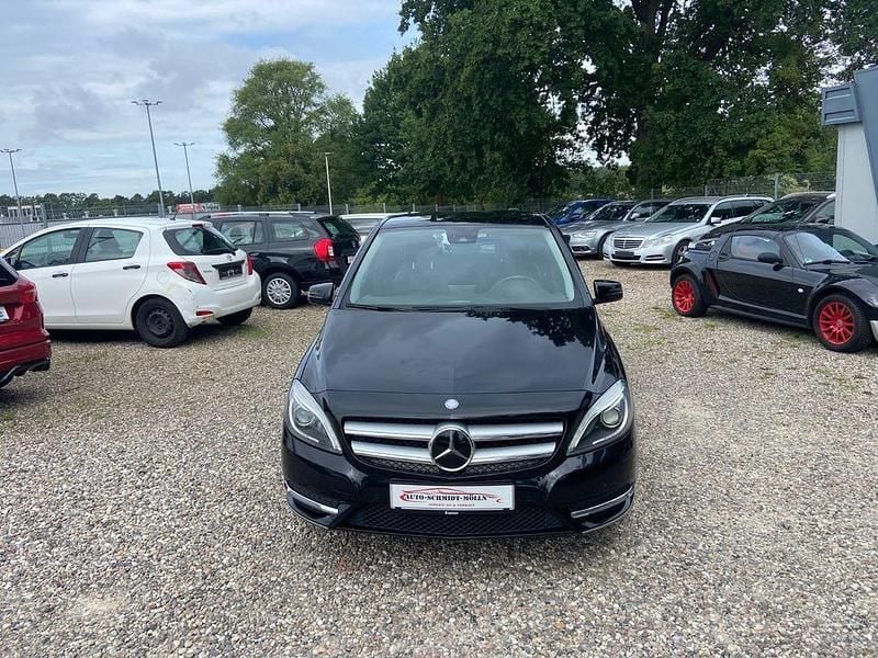 Schwarz Gebraucht 2013 Mercedes B180 Van / Kleinbus | 6.950 € (Fairer Preis) - Bild 1/4