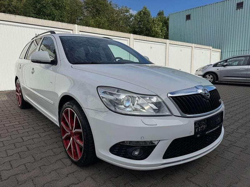 Weiß Gebraucht 2010 Skoda Octavia RS Kombi | 6.999 € (Guter Preis) - Bild 1/4