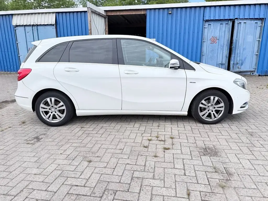 Gebraucht Mercedes B180 109 PS (80 kW) 2012 Weiß Kleinwagen
