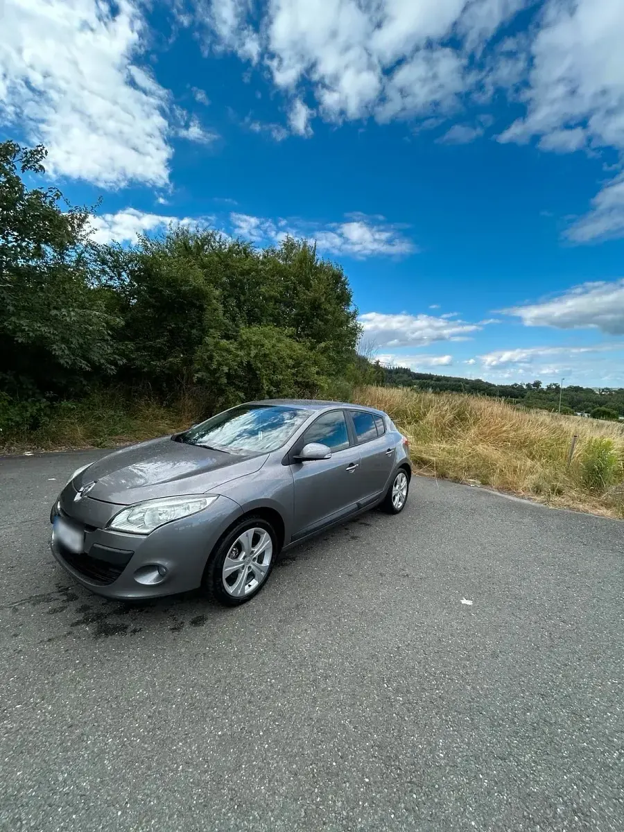 Gebraucht Renault Mégane III 101 PS (74 kW) 2010 Silber Limousine