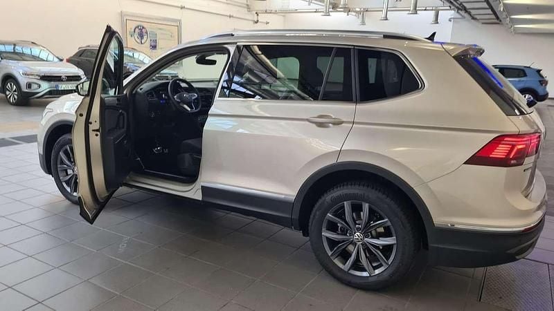 Silber Gebraucht 2023 VW Tiguan Allspace Move SUV | 34.700 € (Guter Preis) - Bild 1/4