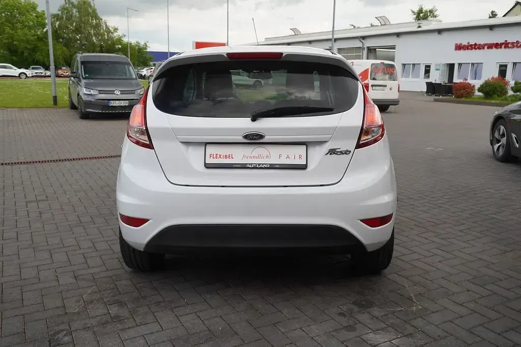 Gebraucht Ford Fiesta Trend 60 PS (44 kW) 2016 Frostweiß Kleinwagen