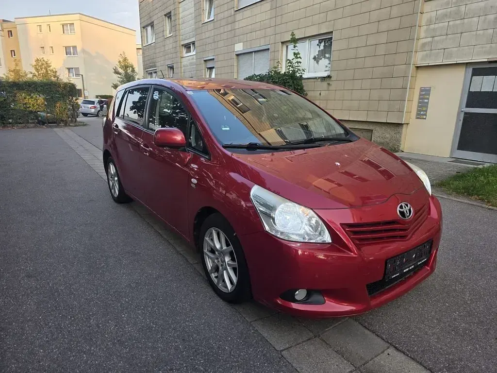 Gebraucht Toyota Verso Executive 150 PS (110 kW) 2011 Rot Van / Kleinbus