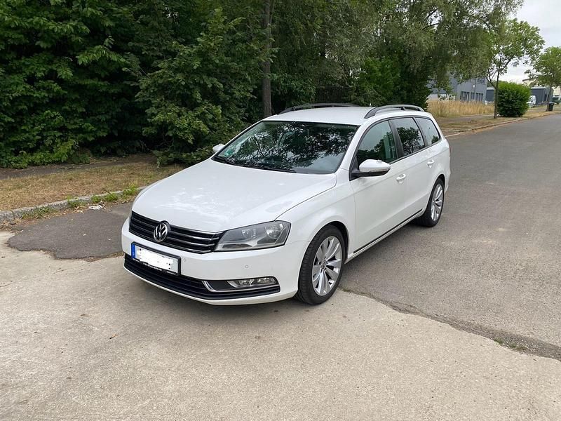 Weiß Gebraucht 2011 VW Passat Kombi | 7.990 € (Guter Preis) - Bild 1/4