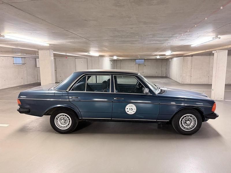 Second-hand Mercedes E250 140 CP (102 kW) 1981 Albastru Berlinǎ