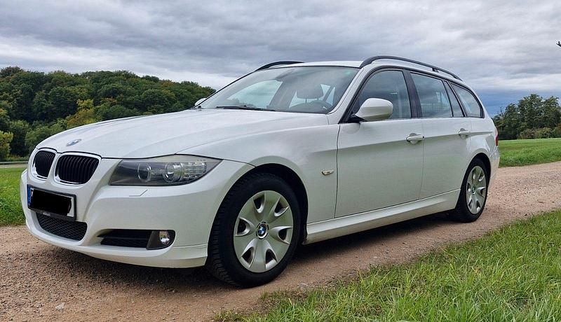 Weiß Gebraucht 2009 BMW 318 Shadowline Kombi | 3.689 € (Superpreis) - Bild 1/4