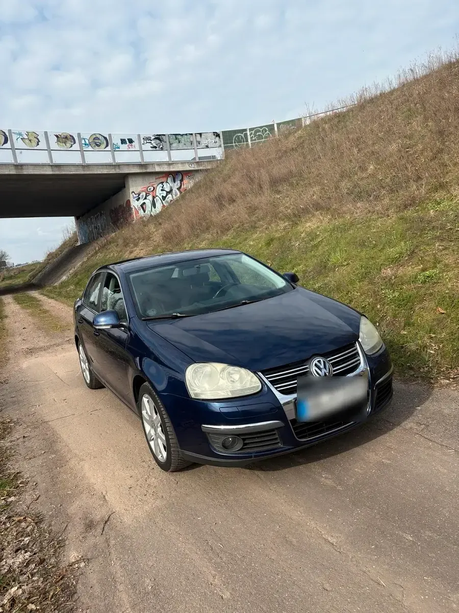 Gebraucht VW Jetta 105 PS (77 kW) 2008 Blau Limousine