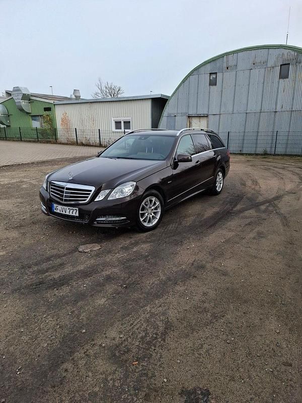 Braun Gebraucht 2012 Mercedes E250 Avantgarde Kombi | 11.250 € (Fairer Preis) - Bild 1/4