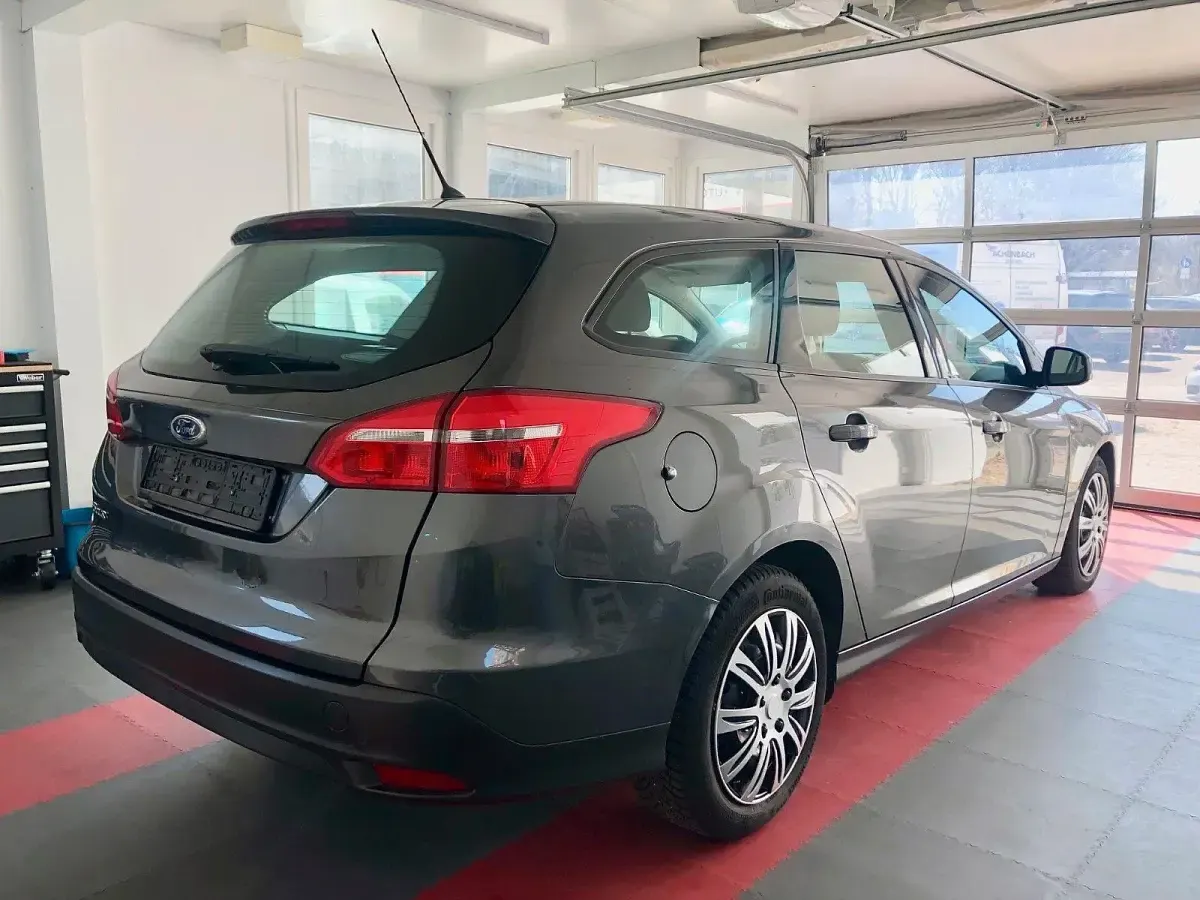 Gebraucht Ford Focus Trend 120 PS (88 kW) 2016 Grau Kombi