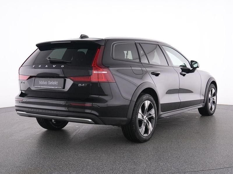 Gebraucht Volvo V60 CC Plus 197 PS (144 kW) 2023 Schwarz onyx black / metallic Kombi