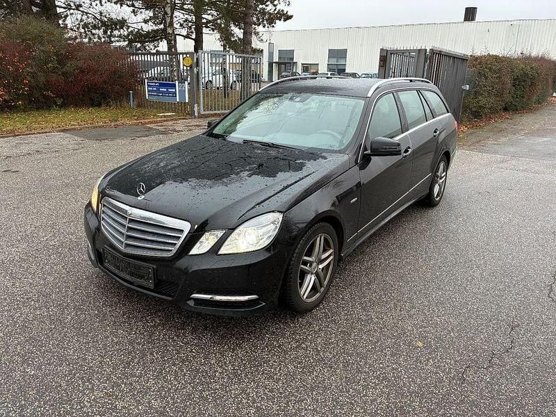 Schwarz Gebraucht 2011 Mercedes E300 Kombi | 3.800 € - Bild 1/4