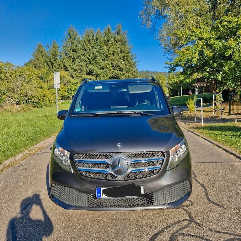 Grau Gebraucht 2022 Mercedes V220 Van / Kleinbus | 39.000 € (Fairer Preis) - Bild 1/4