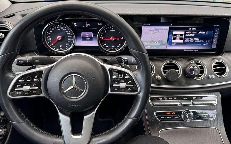 Schwarz Gebraucht 2018 Mercedes E220 Limousine | 22.900 € (Guter Preis) - Bild 1/4